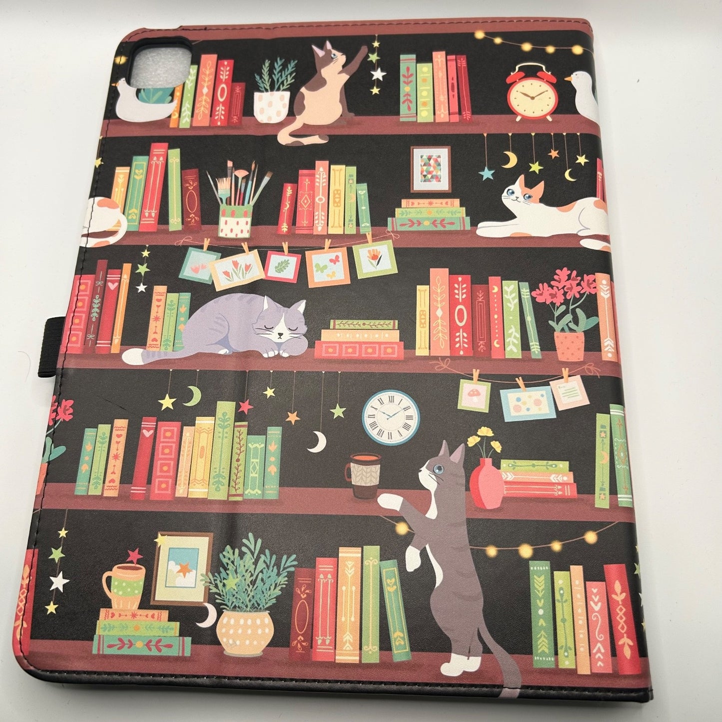 iPad Pro 13" 2024 Case M4 – Bookshelf Cat Design, Pencil Holder, Stand