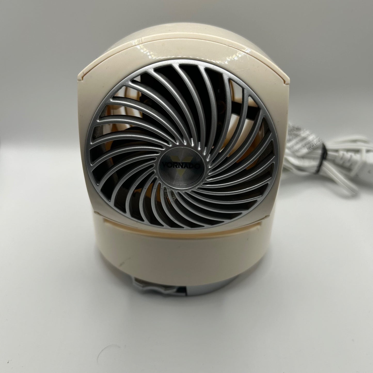Vornado Flippi V6 Personal Air Circulator Fan – Cream White Compact